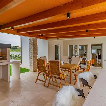 Semesterbostad Awesome In With Kitchen Vodnjan