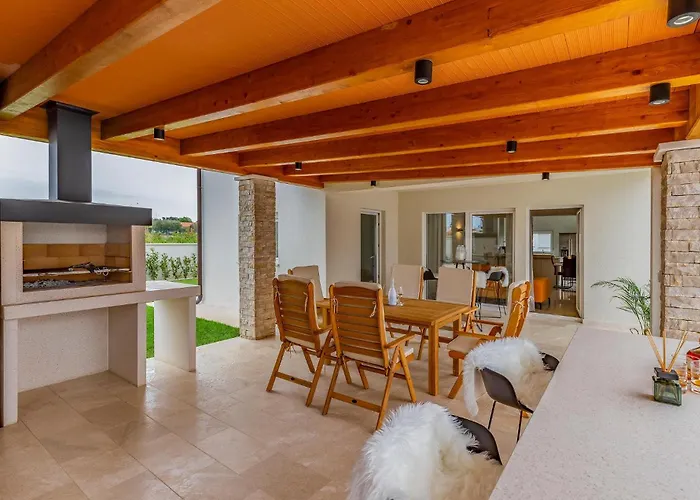 Semesterbostad Awesome In With Kitchen Vodnjan